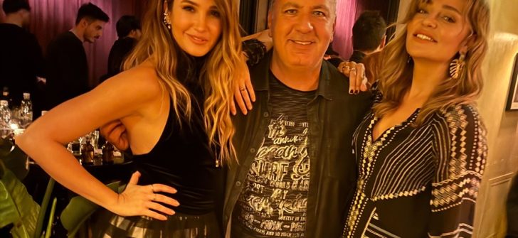 YAŞ GÜNÜNÜ OYUNCU ARKADAŞLARIYLA KUTLADI