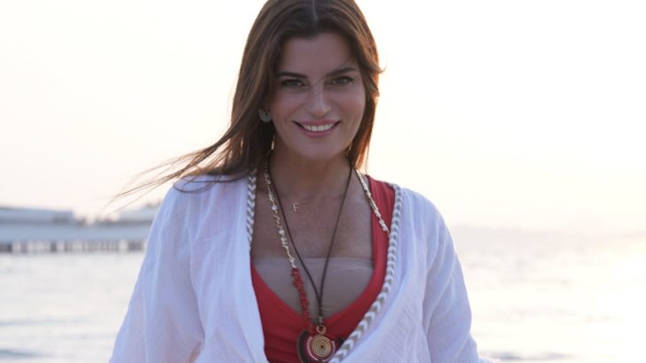 DUBAİ’DE DOLUNAY SEREMONİSİ VE YOGA YAPTIRDI