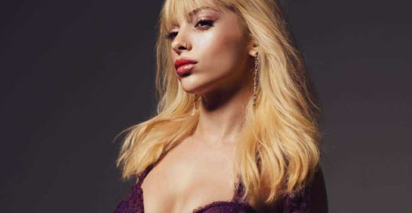 YENİ ŞARKISIYLA SAHNELERDE