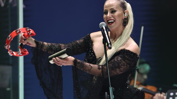 NİRAN ÜNSAL İZMİR’DE SESSİZLİĞİ BOZDU