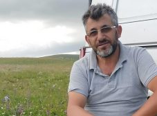 ARI İLE ÇİÇEĞİN ARASINA GİRİLMEZ