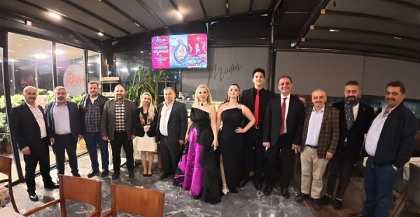 AYGÜL YÜRÜR HEM KİTABINI HEM ŞARKISINI TANITTI