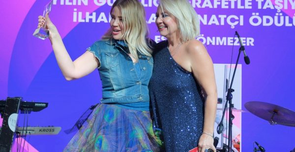 ESTETİK ÖDÜLLERİNDE ÜNLÜ AKINI