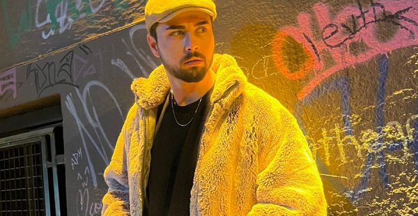 KAMERA ÖNÜNDE IŞIĞIYLA FARK YARATAN YÜKSELEN YETENEK