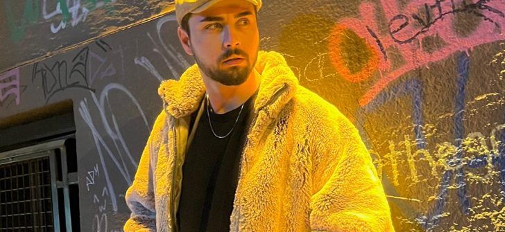 KAMERA ÖNÜNDE IŞIĞIYLA FARK YARATAN YÜKSELEN YETENEK