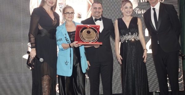 İZMİR İŞ, SANAT VE BASIN DÜNYASI AQUA MARİN’DE BULUŞTU