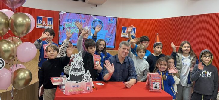 SAFTİRİK’İN YARATICISI JEFF KİNNEY, TÜRK HAYRANLARIYLA D&R’DA BULUŞTU