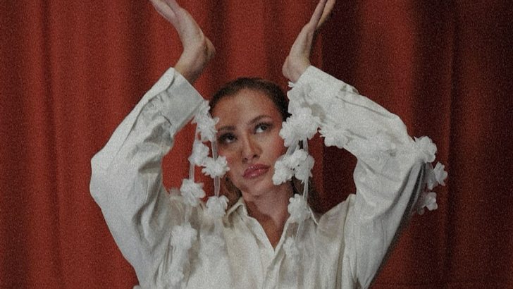 ARADA KALMAK BAZEN EN ÇOK SEVDİĞİNLE OLUR