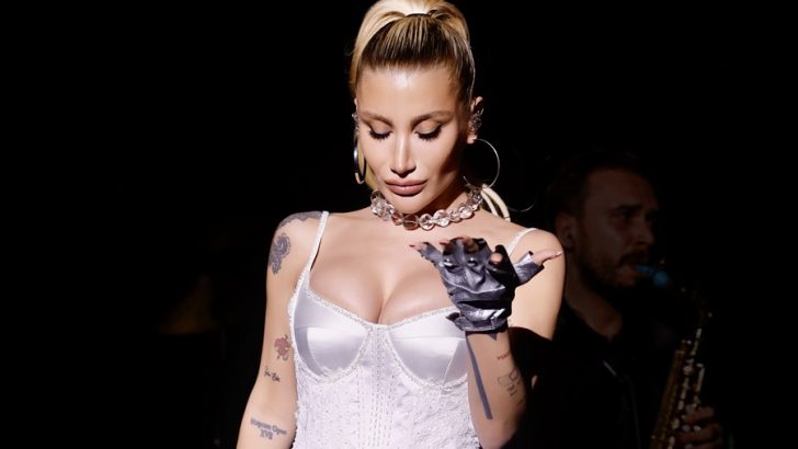 SEZEN AKSU’DAN İREM DERİCİ’YE ÖZEL ŞARKI