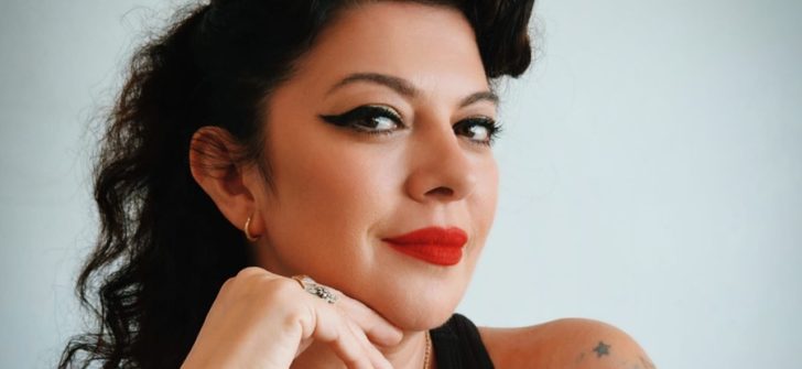 ÖZGE FIŞKIN’DAN FARKLI BİR YENİ YIL ŞARKISI