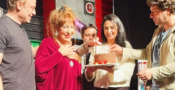 MELEK BAYKAL’A SAHNEDE SÜRPRİZ KUTLAMA