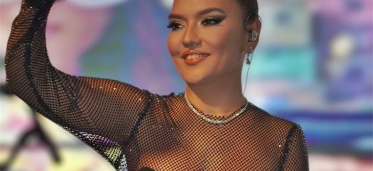 TARZIYLA GECEYE DAMGASINI VURDU