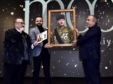 ATATÜRK PORTRESİNİN SATILMASINA İŞ İNSANINDAN ENGEL