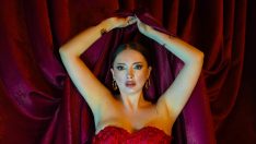 “YERLİ VE MİLLİ ADELE” FEYRUZ BARIŞ SAHNEDE FIRTINA GİBİ