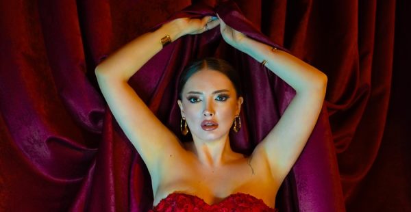 “YERLİ VE MİLLİ ADELE” FEYRUZ BARIŞ SAHNEDE FIRTINA GİBİ