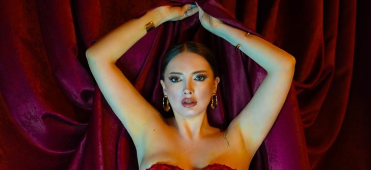 “YERLİ VE MİLLİ ADELE” FEYRUZ BARIŞ SAHNEDE FIRTINA GİBİ