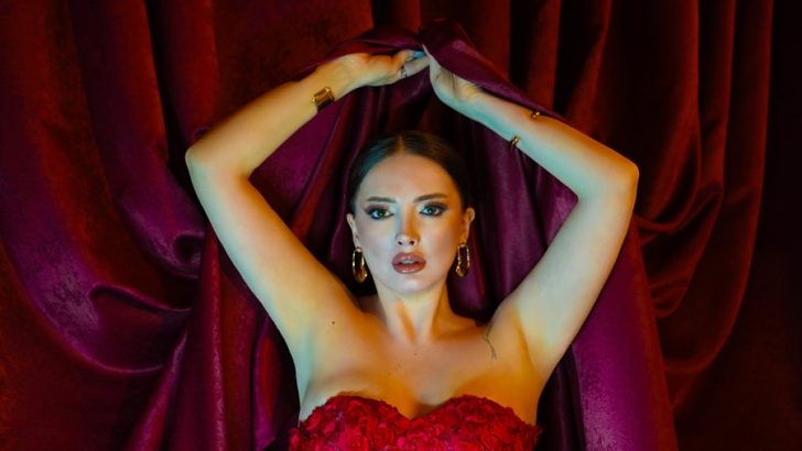 “YERLİ VE MİLLİ ADELE” FEYRUZ BARIŞ SAHNEDE FIRTINA GİBİ