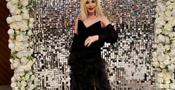 ZARAFETİ VE ŞIKLIĞIYLA TÜM DİKKATLERİ ÜZERİNE ÇEKTİ