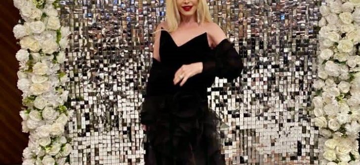 ZARAFETİ VE ŞIKLIĞIYLA TÜM DİKKATLERİ ÜZERİNE ÇEKTİ