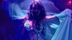 ORYANTALİN KRALİÇESİ MİRA SAHNEDE: GÖZLERİ VE NEFESLERİ ÜZERİNE KİLİTLEDİ