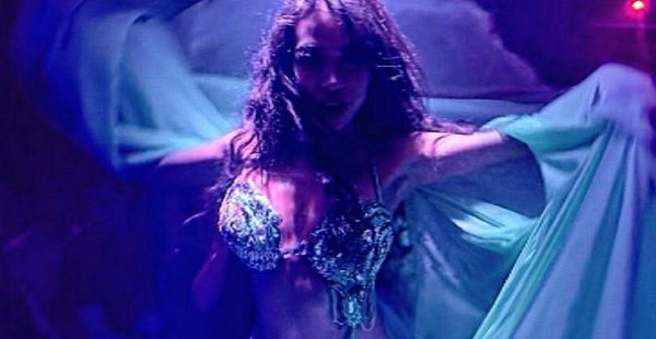 ORYANTALİN KRALİÇESİ MİRA SAHNEDE: GÖZLERİ VE NEFESLERİ ÜZERİNE KİLİTLEDİ