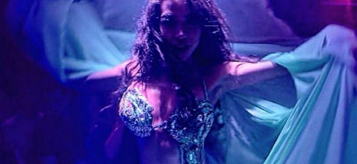 ORYANTALİN KRALİÇESİ MİRA SAHNEDE: GÖZLERİ VE NEFESLERİ ÜZERİNE KİLİTLEDİ