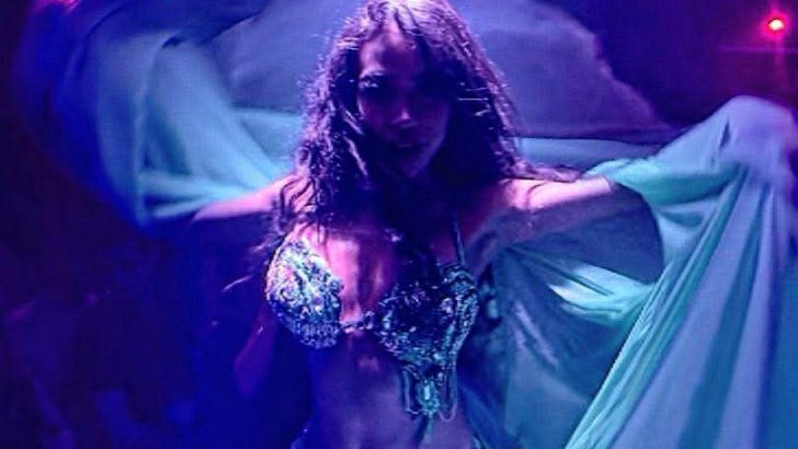 ORYANTALİN KRALİÇESİ MİRA SAHNEDE: GÖZLERİ VE NEFESLERİ ÜZERİNE KİLİTLEDİ