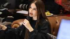 SOKAKTAN GEÇEN HAYRANLARININ YOĞUN İLGİSİYLE KARŞILAŞTI