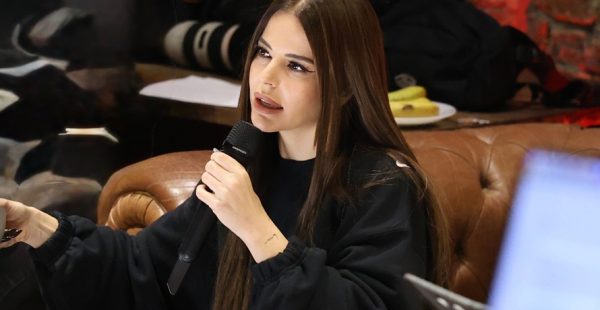 SOKAKTAN GEÇEN HAYRANLARININ YOĞUN İLGİSİYLE KARŞILAŞTI