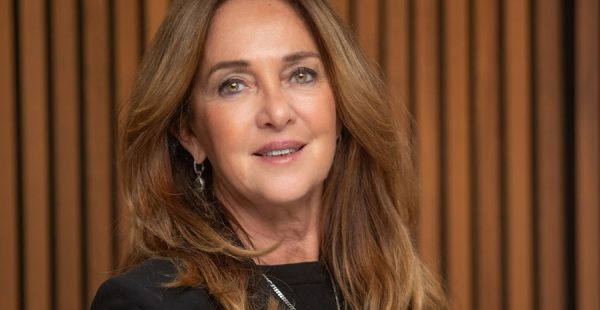 “YEDİ KERE DÜŞ, SEKİZ KERE KALK” KİTABI RAFLARDAKİ YERİNİ ALDI