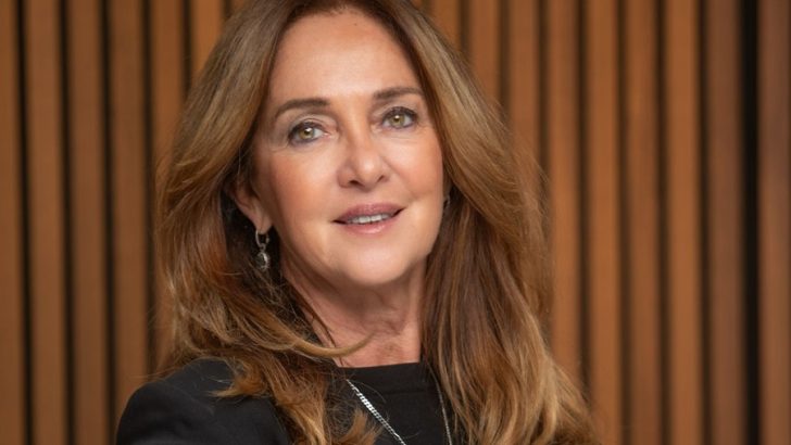 “YEDİ KERE DÜŞ, SEKİZ KERE KALK” KİTABI RAFLARDAKİ YERİNİ ALDI