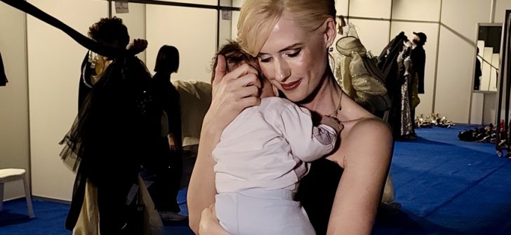 WİLMA ELLES DEFİLEDE GÖZ KAMAŞTIRDI, KULİSTE OĞLUNU UYUTTU