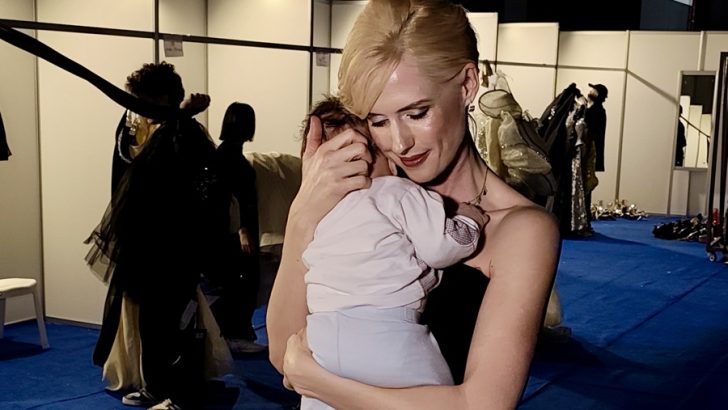 WİLMA ELLES DEFİLEDE GÖZ KAMAŞTIRDI, KULİSTE OĞLUNU UYUTTU