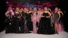 GALA DEFİLESİNDE YILDIZLAR GEÇİDİ