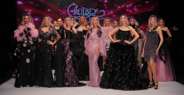 GALA DEFİLESİNDE YILDIZLAR GEÇİDİ