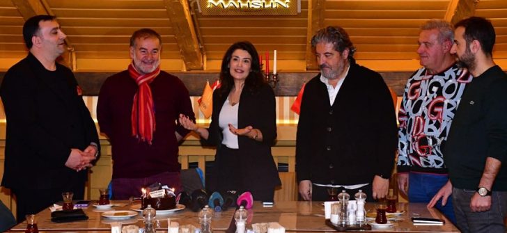 ESRA ÖZTÜRK’TEN SANAT VE DOSTLUKLA ÖRÜLÜ ÖZEL BULUŞMA