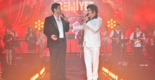 MÜZİKAL GÖSTERİ TADINDA BİR SAHNE ŞOVU