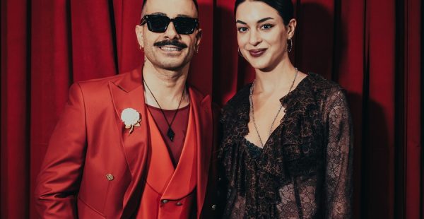 AŞK ŞARKILARIYLA  BÜYÜLEDİ