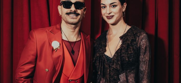 AŞK ŞARKILARIYLA  BÜYÜLEDİ