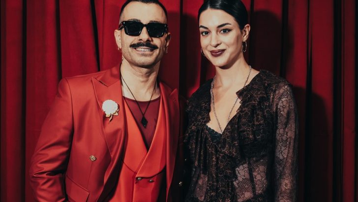 AŞK ŞARKILARIYLA  BÜYÜLEDİ