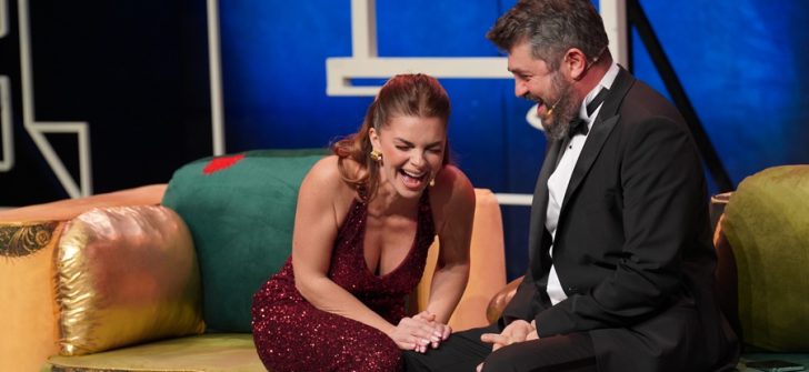 KAÇ PARA Bİ FÖN? OYUNU PRÖMİYERDE AYAKTA ALKIŞLANDI