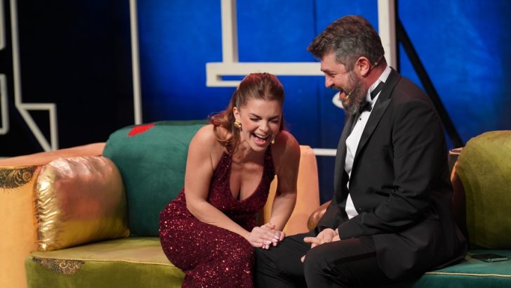 KAÇ PARA Bİ FÖN? OYUNU PRÖMİYERDE AYAKTA ALKIŞLANDI