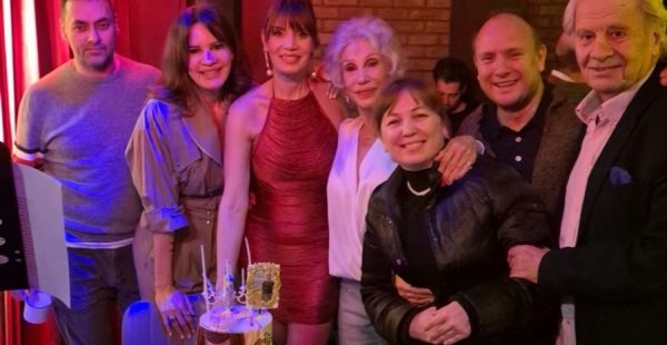 AYÇA VARLIER’DEN ANNESİNE 82. YAŞ SÜRPRİZİ