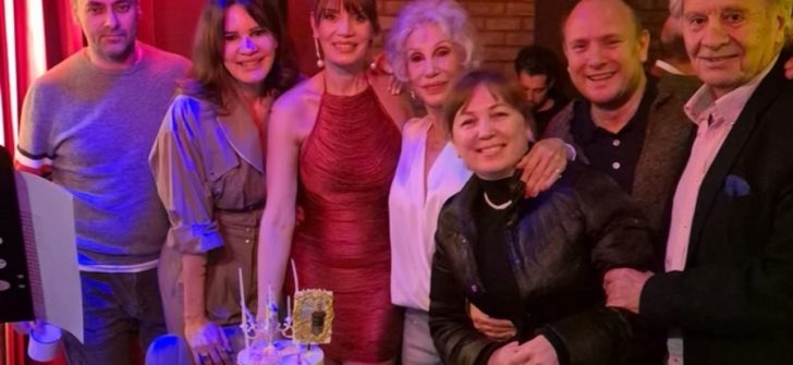 AYÇA VARLIER’DEN ANNESİNE 82. YAŞ SÜRPRİZİ