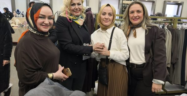 BAŞARILI ERKEĞİN ARKASINDAKİ KADIN