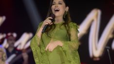 AŞKIN NUR YENGİ BAYRAMDA ANTALYA’DA SAHNEYİ BÜYÜLEDİ