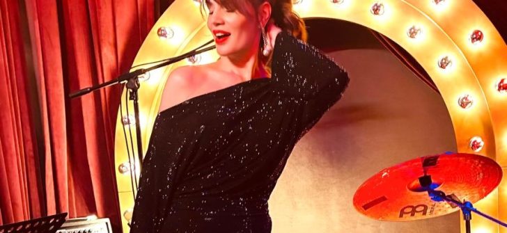 AYÇA VARLIER, SAHNEDE AJDA PEKKAN PERFORMANLARIYLA BÜYÜLEDİ