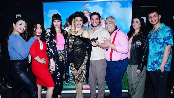 ŞEN KIZLAR DOLU DİZGİN YOLA DEVAM