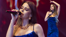 MAVİ ELBİSELİ SİMGE GECEYE DAMGA VURDU