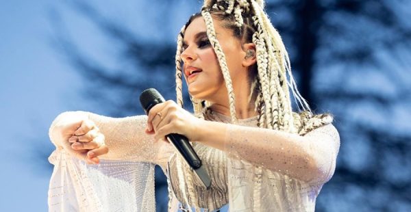 ATİYE BAHARI SAHNEDE BAŞLATTI